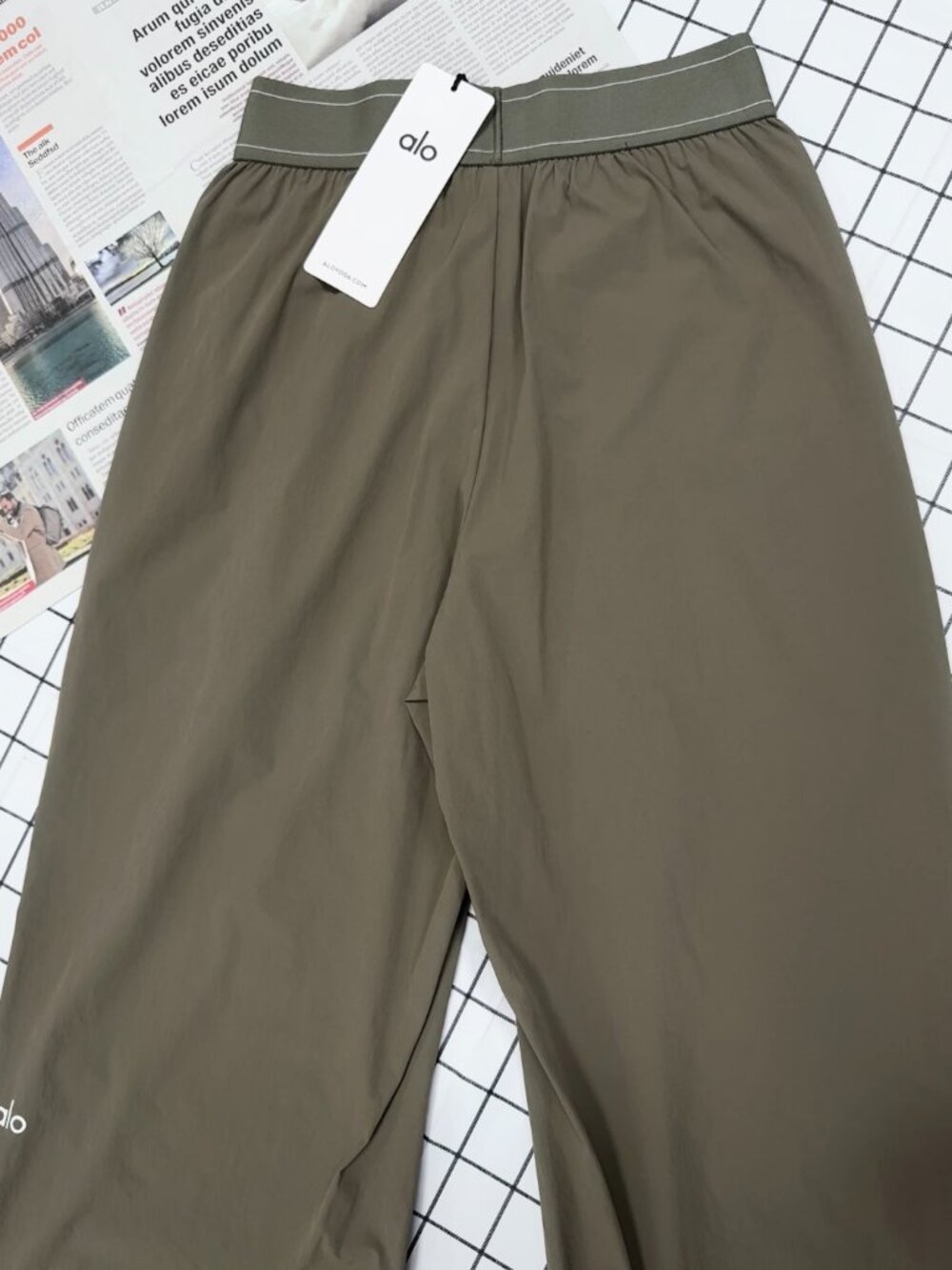 NWT Alo Yoga Suit Up Trouser Olive💘Wide Leg/Loose fit Women's pants - Picture 4 of 7